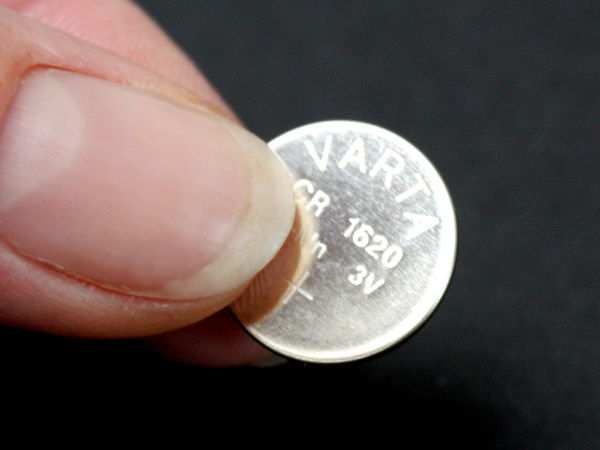 Knopfzellenbatterie für EMDR Brille REMSTIM 3000 unbedenklich mit Fingern zu halten